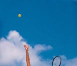 テニスのサーブをするイメージ写真