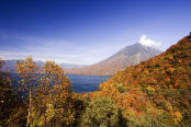 日光中禅寺湖と男体山